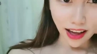 大屁股大学女孩给性感口交并吞下精液
