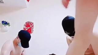 年轻的金发继妹和她的继兄弟准备参加舞会