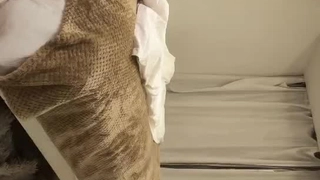 年轻女孩在等待出租车时沉迷于网络摄像头上的BDSM
