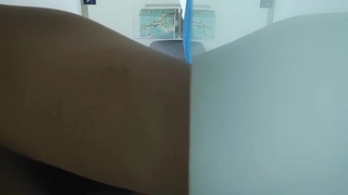 少女拉丁美女在铁杆动作中被屁股弹跳和阴道吞噬