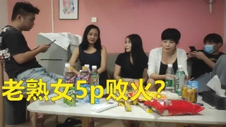 原创露出全裸透视装夜市