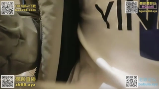 女同性恋女孩沉迷于激情的潜水和舔阴。