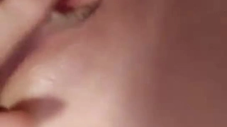 与朋友的户外乐趣 - 业余屁股和射精