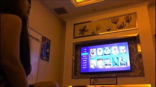 热辣的亚洲少女在高清视频中在朋友面前自慰