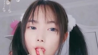 两个哥们一起对着丰满肉肉御姐进攻，啃吸逼逼揉捏乳房亲吻爱抚，开档黑丝轮流不停啪啪抽送娇吟受不了