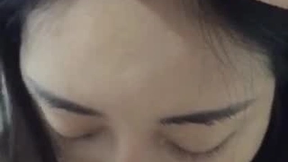 很配合听话的模特儿，长得很纯很可爱，白皙的皮肤一对爆乳，把她都搞湿了