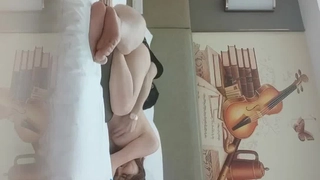 少妇厨房与子伦肤白貌美夜店女神全程露脸深夜陪狼友发骚，大奶子粉骚穴妩媚风情，自慰揉奶精彩刺激不要错过真是性感尤物1