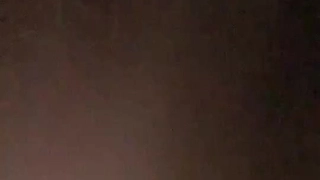 兴奋的少女在宿舍房间里自慰,弄湿了她的内裤