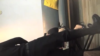 穿连裤袜职校热恋小情侣出租房造爱自拍小伙有点变态一边裹脚指头一边抽送妹子阴毛浓密是个骚货