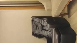 少女在男友不忠后寻求继兄的安慰